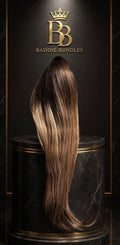 V-Part Wig #1B/4/27 op display: steil 20 inch Remy human hair met balayage kleurverloop van donkerbruin naar goudblond | BaddieBundlesStore