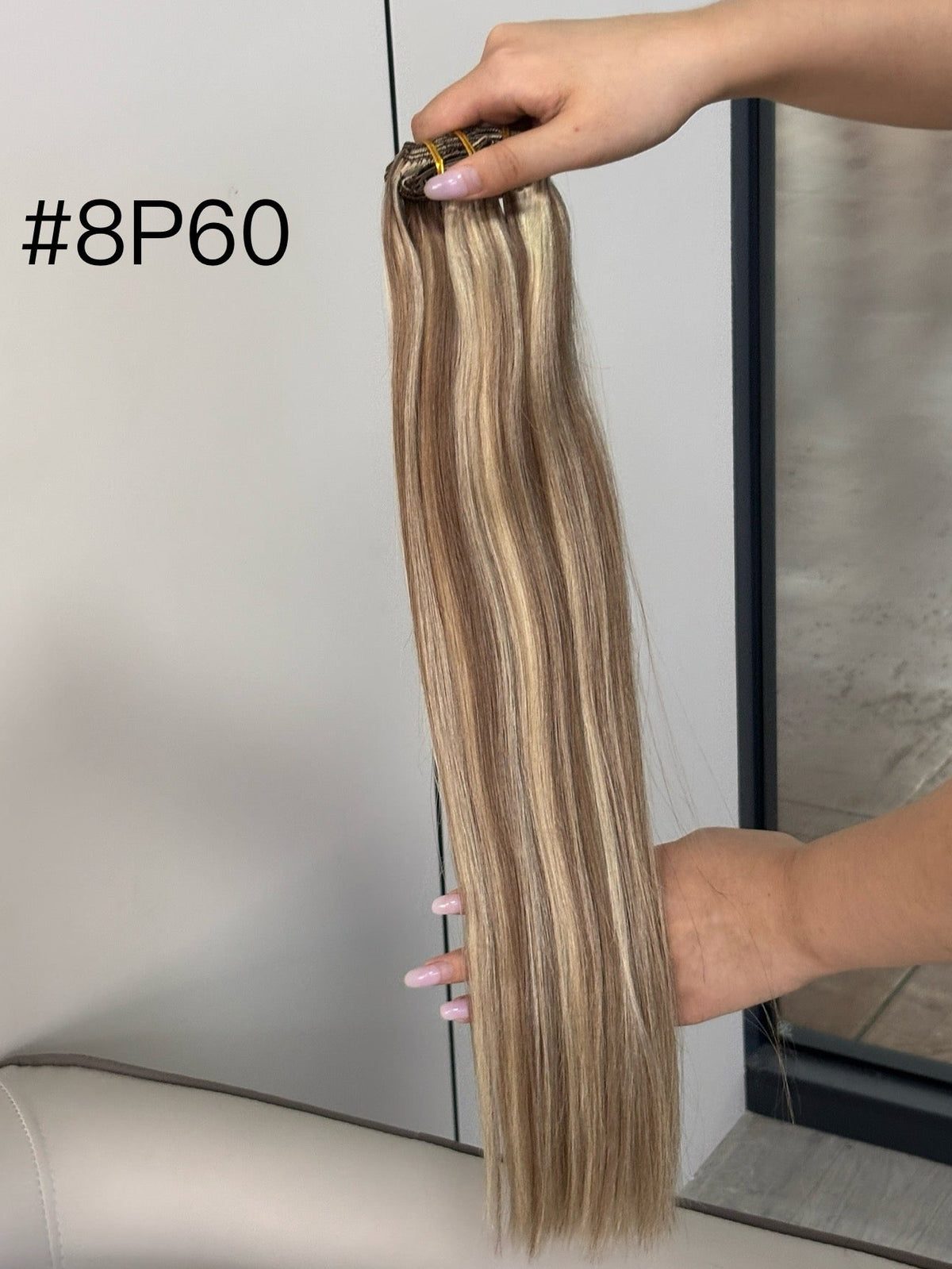 Clip-in extensions van echt haar in kleur #8P60 | BaddieBundlesStore