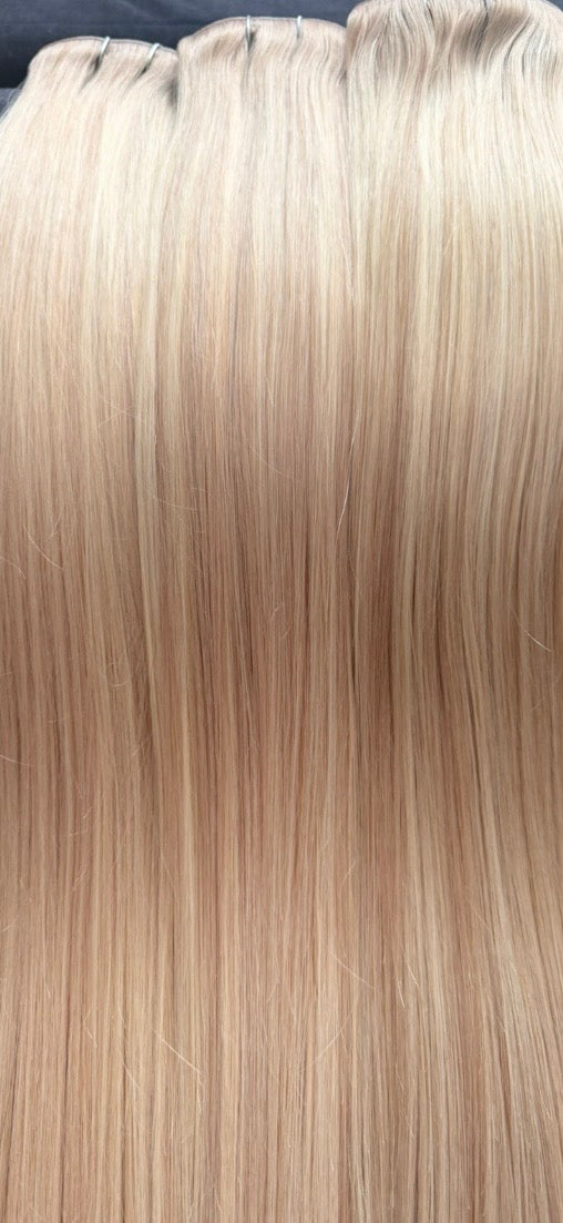 160g Seamless PU Clip-in Hair Extensions kleur T18a/P18a/60 – close-up textuur zijdezacht blond haar | Baddie Bundles