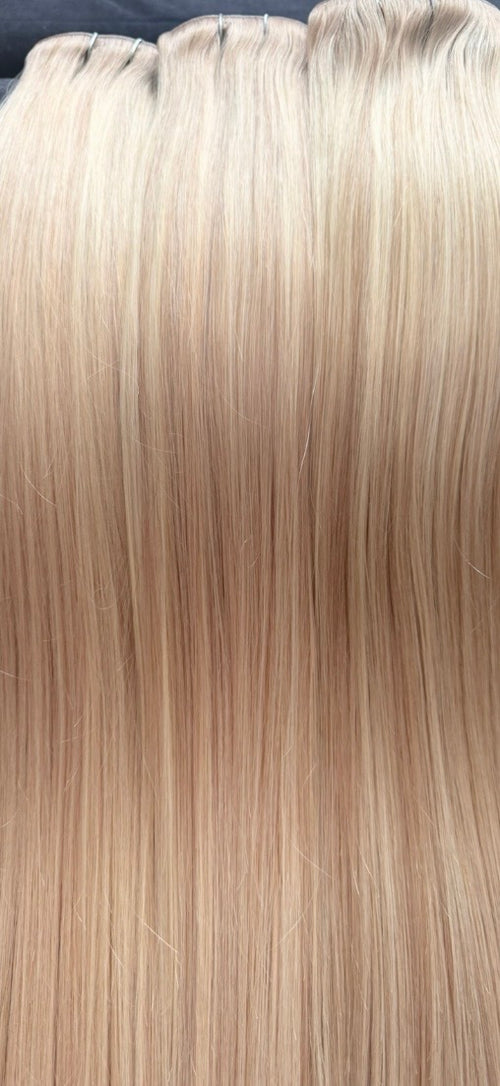 160g Seamless PU Clip-in Hair Extensions kleur T18a/P18a/60 – close-up textuur zijdezacht blond haar | Baddie Bundles