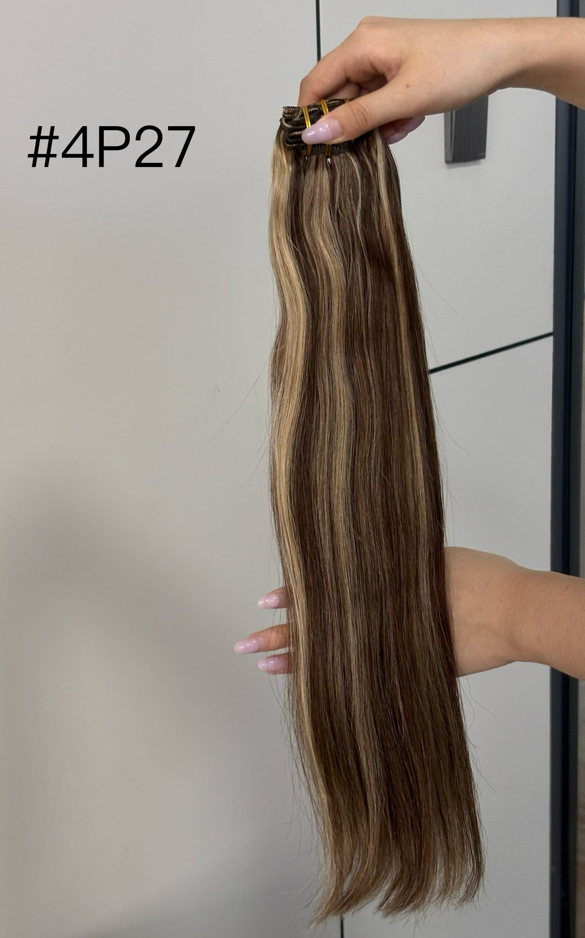 Clip-in extensions van echt haar in kleur #4P27 | BaddieBundlesStore