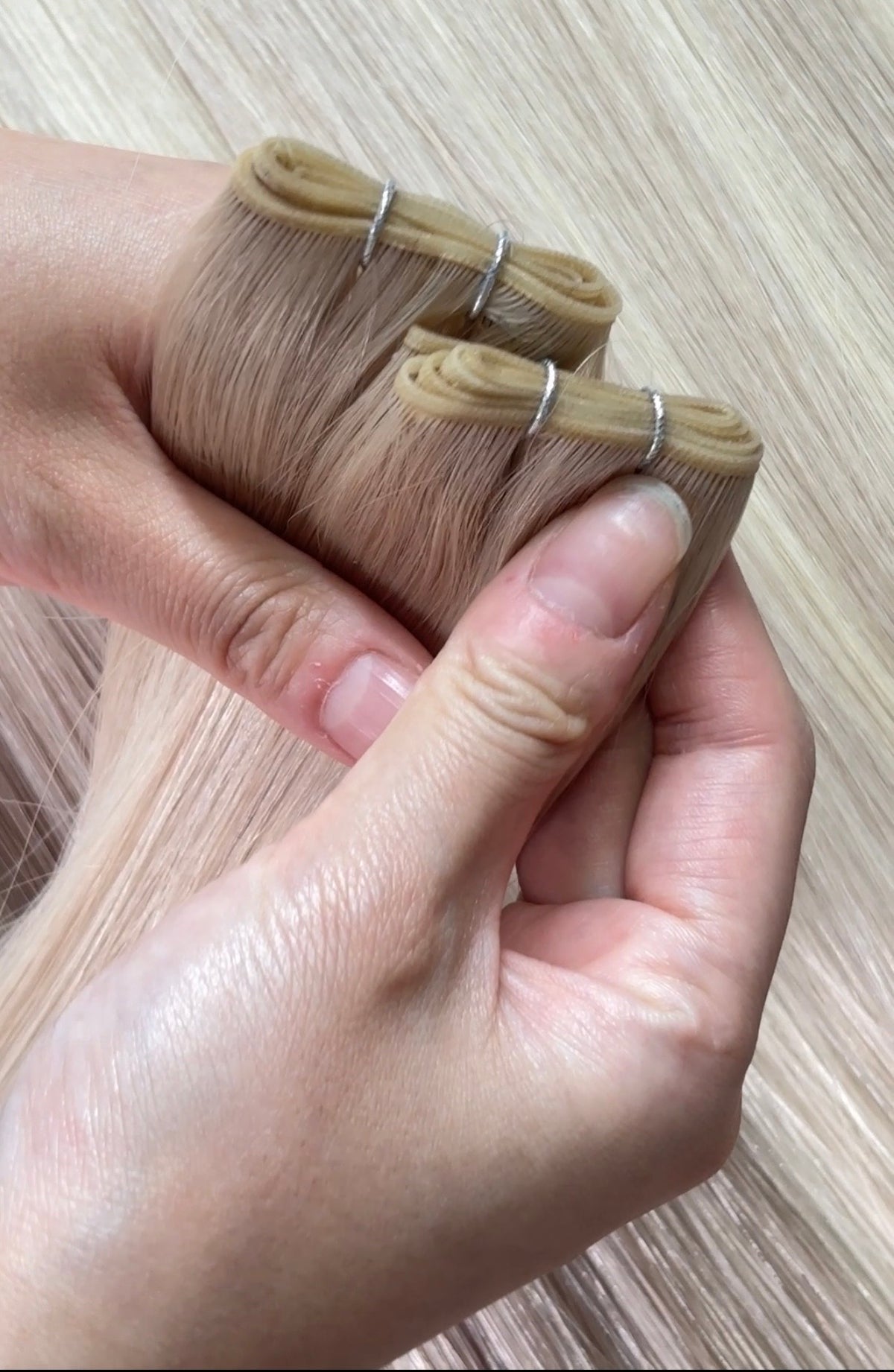 Genius Weft inslagen lichtblond: dunne, soepele weft die plat tegen het hoofd ligt | BaddieBundlesStore