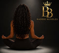 Vrouw met lange donkere krullen van BB Curls™ curly clip-in extensions, 100% echt haar | BaddieBundlesStore