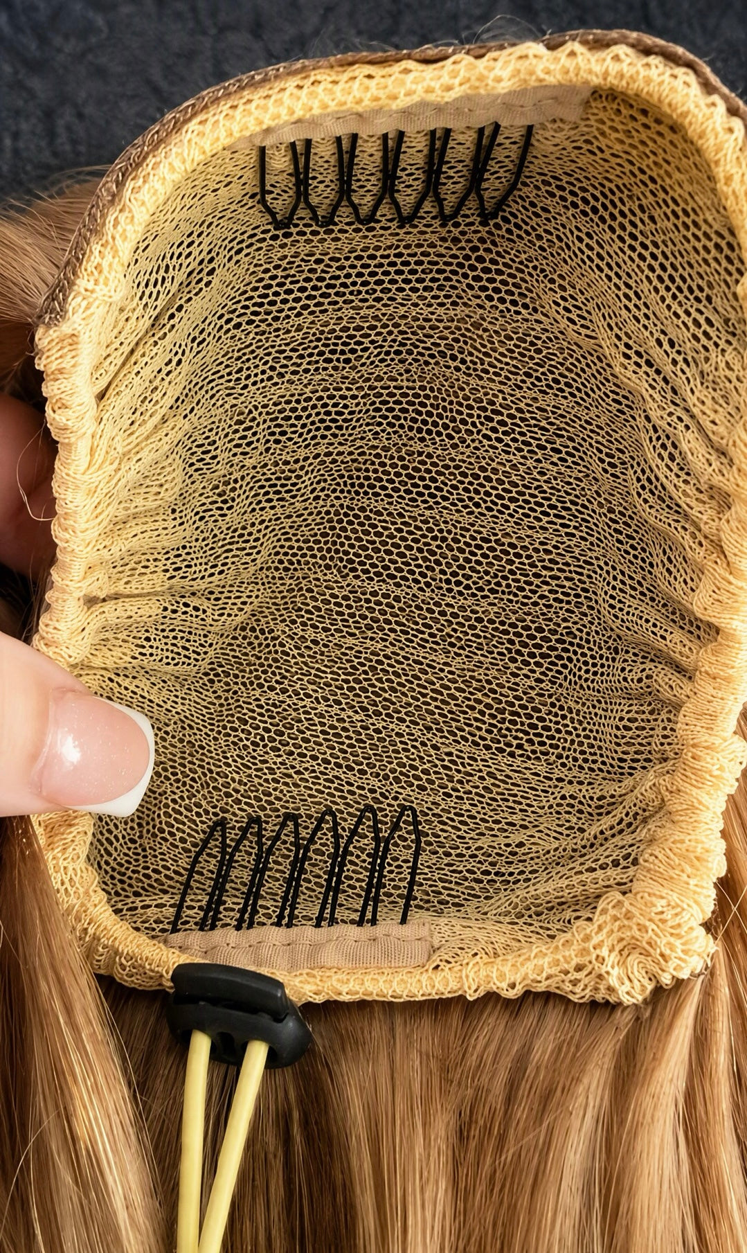 Ponytail extension van dichtbij: netje met twee kammetjes en trekkoord voor een stevige, onzichtbare bevestiging | BaddieBundlesStore