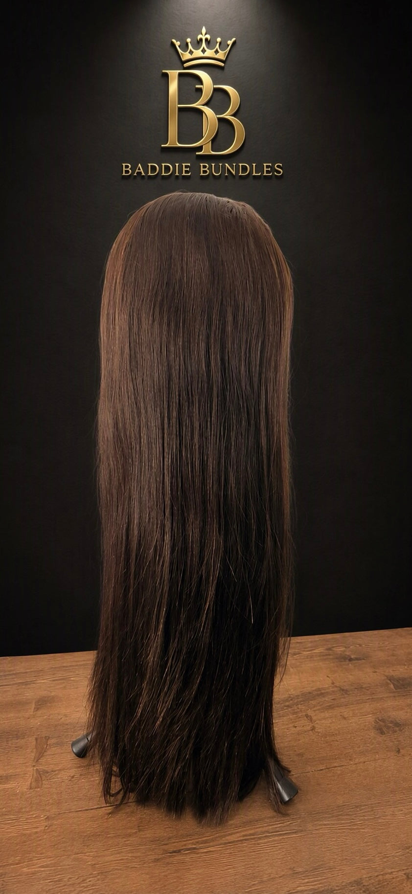 U-Part Wig van echt haar op paspop, achteraanzicht, lang steil donkerbruin | BaddieBundlesStore