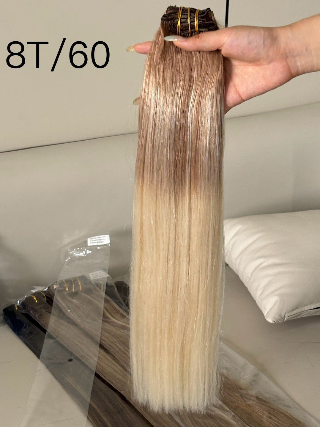 Clip-in extensions van echt haar in kleur #8T60 | BaddieBundlesStore