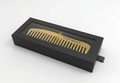 Gold Detangling Comb in luxe zwarte geschenkdoos met Baddie Bundles logo en doorzichtig venster