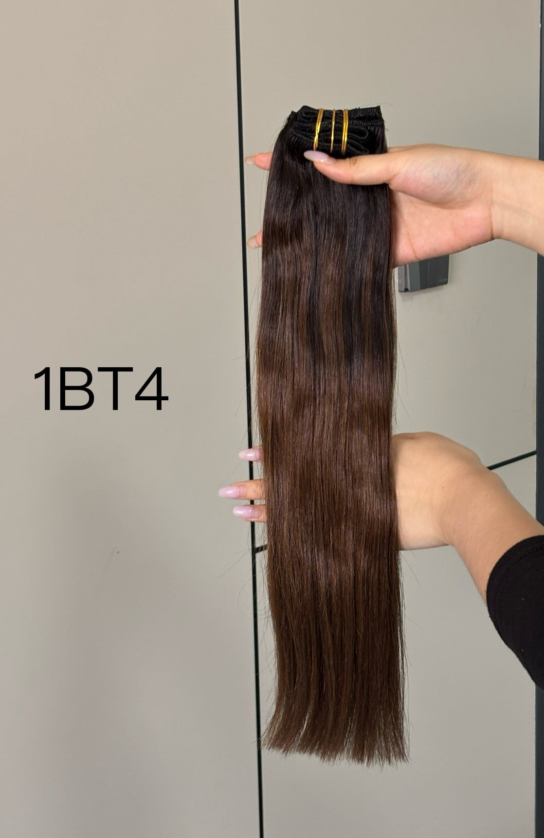 Clip-in extensions van echt haar in kleur #1BT4 | BaddieBundlesStore