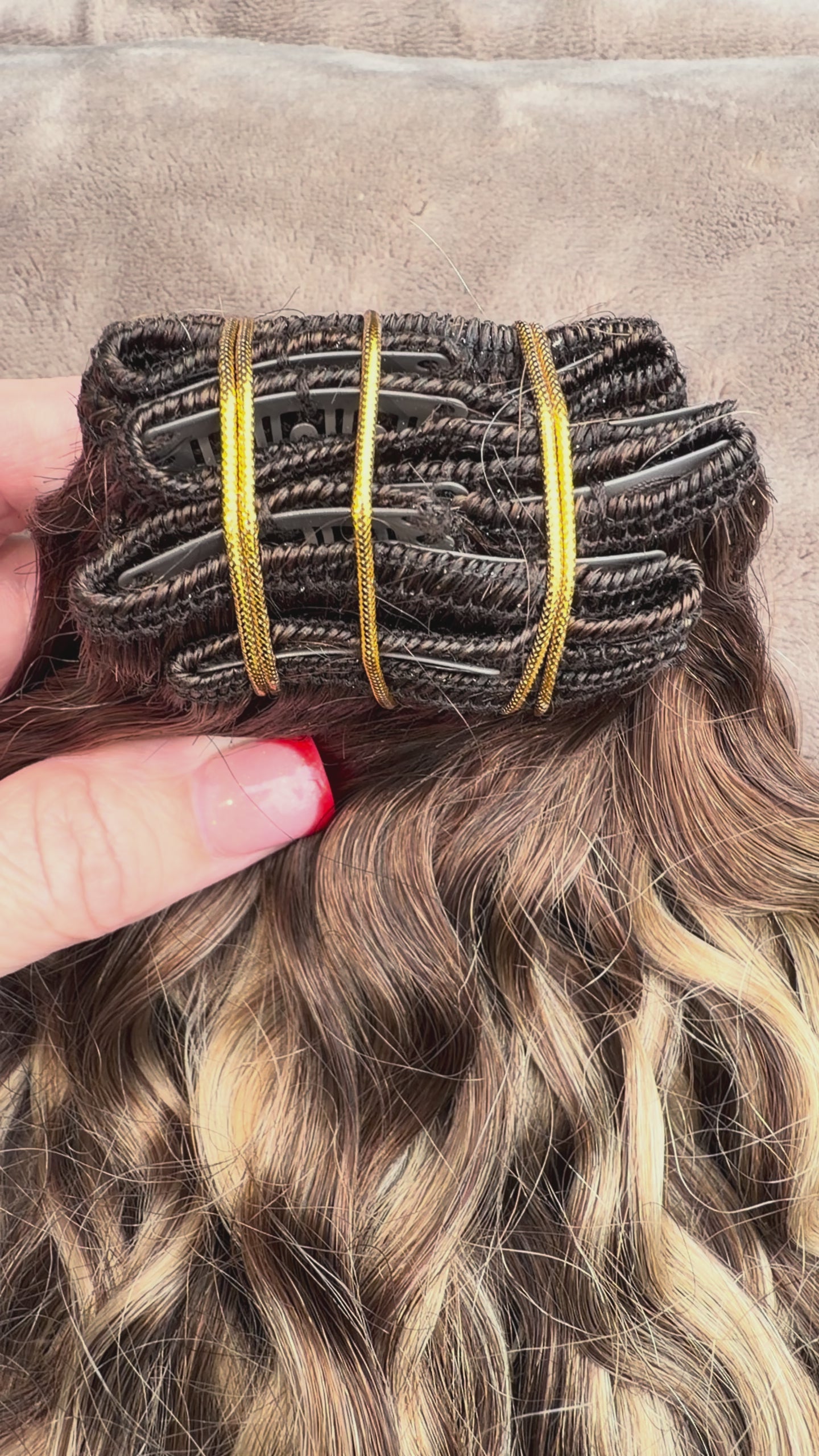 Video: water wave clip-in extensions #4/27/4 van echt haar met regular clips van dichtbij | BaddieBundlesStore