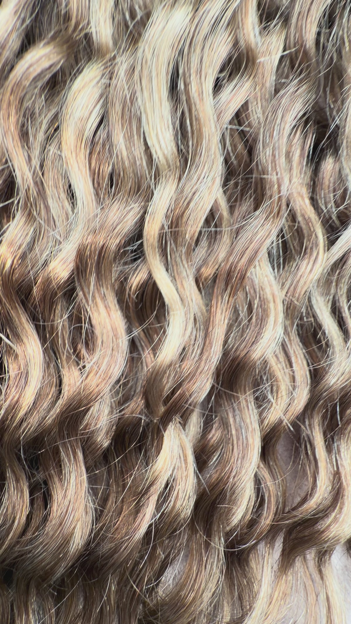 Video: curly clip-in extensions #1B/4/27 van echt haar, krullen van dichtbij | BaddieBundlesStore