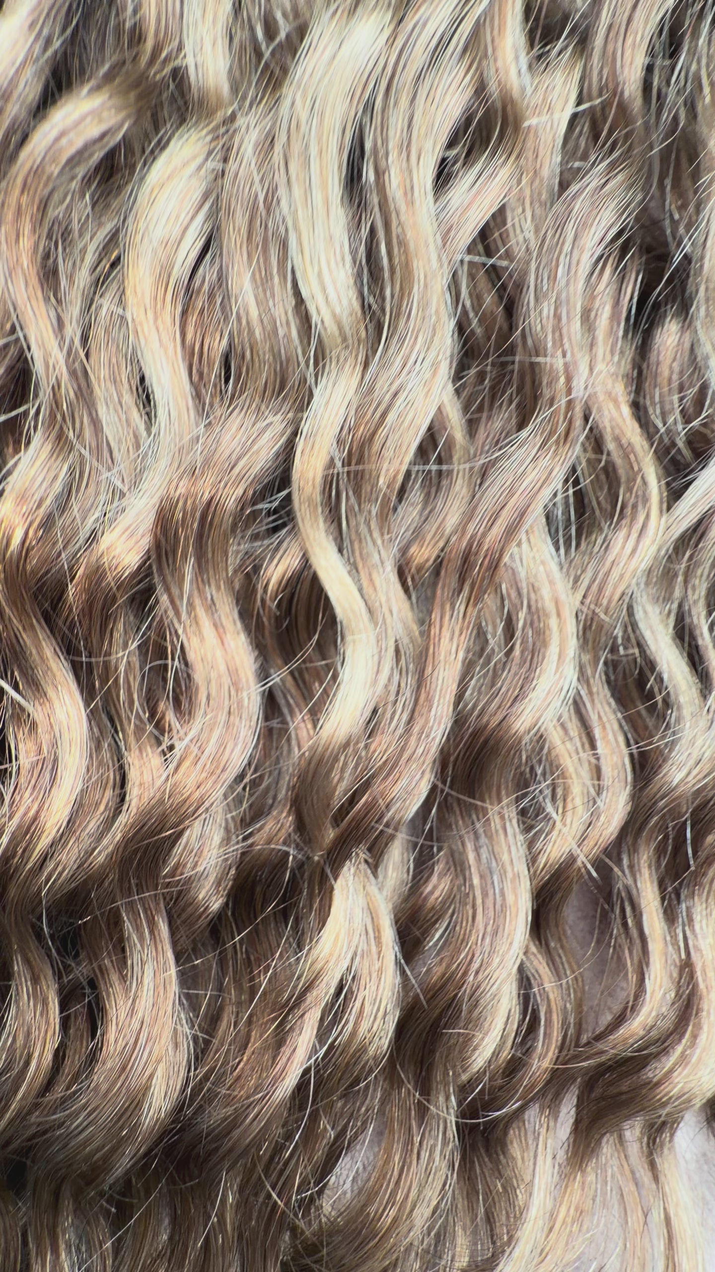 Video: curly clip-in extensions #1B/4/27 van echt haar, krullen van dichtbij | BaddieBundlesStore